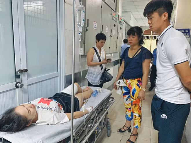 Hà Nội – Nam Định (6-1): mưa bàn thắng và pháo sáng khiến một cổ động viên phải cấp cứu ảnh 4 Hà Nội – Nam Định (6-1): mưa bàn thắng và pháo sáng khiến một cổ động viên phải cấp cứu ảnh 4