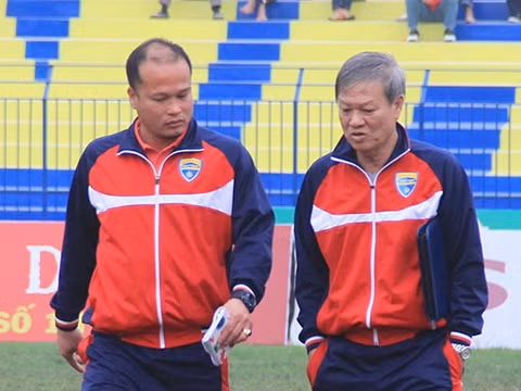 Hoàng Thanh Tùng - “Cascadeur” sân cỏ chuyên nghiệp ảnh 1 Hoàng Thanh Tùng từng làm trợ lý cho HLV Lê Thụy Hải. Ảnh VPF.
