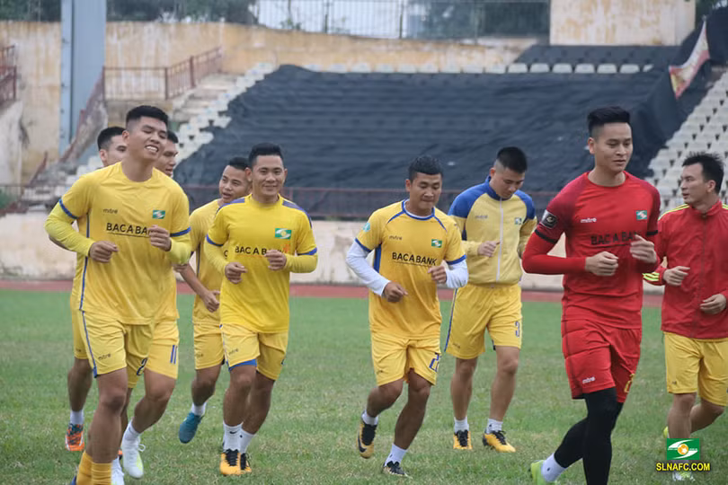 Hai mùa giải, SLNA đã đôn 10 cầu thủ lên đội 1, nhưng liệu rồi ai được sẽ đá chính? Ảnh SLNAFC Hai mùa giải, SLNA đã đôn 10 cầu thủ lên đội 1, nhưng liệu rồi ai được sẽ đá chính? Ảnh SLNAFC