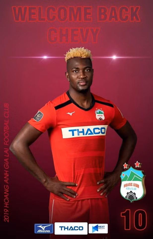 HLV Lee Tae- Hoon đã tái ký hợp đồng với tiền đạo Chevaughn Walsh. Ảnh HAGLFC