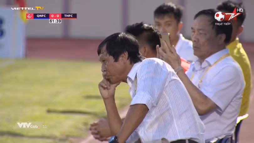 Sau đỉnh cao là... vực thẳm hay là chuyện nhân nào quả nấy ảnh 1 Áp lực đang dồn lên bầu Đệ và HLV Quang Bảo. Ảnh màn hình.