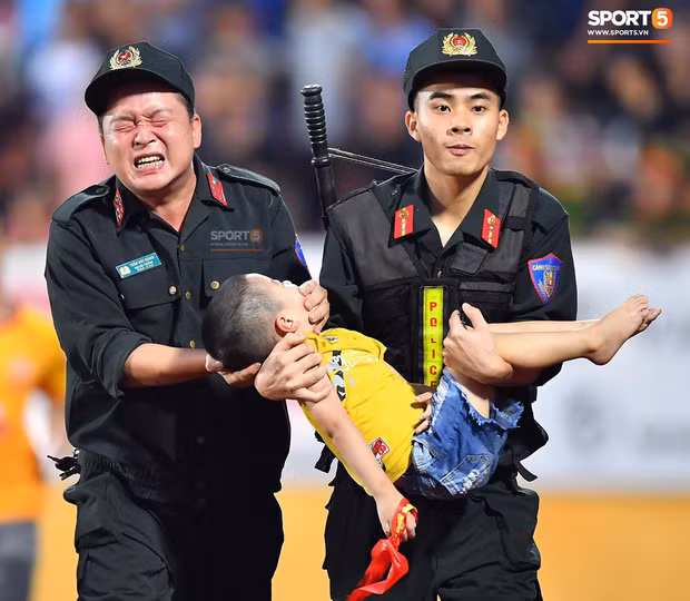 Hai CSCĐ cấp cứu em bé trên sân Thiên Trường. Ảnh SPORT5