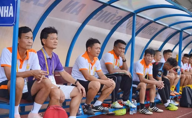 Một phần do bản tính, một phần do hoàn cảnh đội bóng, Văn Sỹ như người cha trụ cột trong gia đình nghèo, đông con. Ảnh FBNV Một phần do bản tính, một phần do hoàn cảnh đội bóng, Văn Sỹ như người cha trụ cột trong gia đình nghèo, đông con. Ảnh FBNV