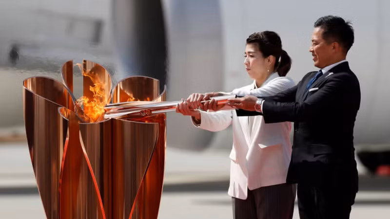 Ngọn đuốc Olympic từ Hy Lạp cũng về đến Nhật sáng 20-3. Ảnh AP Ngọn đuốc Olympic từ Hy Lạp cũng về đến Nhật sáng 20-3. Ảnh AP