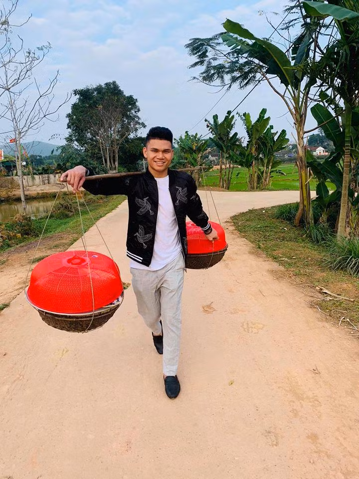 Nếu một ngày quả bóng không lăn nữa/Em có về Yên Thành quê lúa với anh không? Ảnh Văn Trung