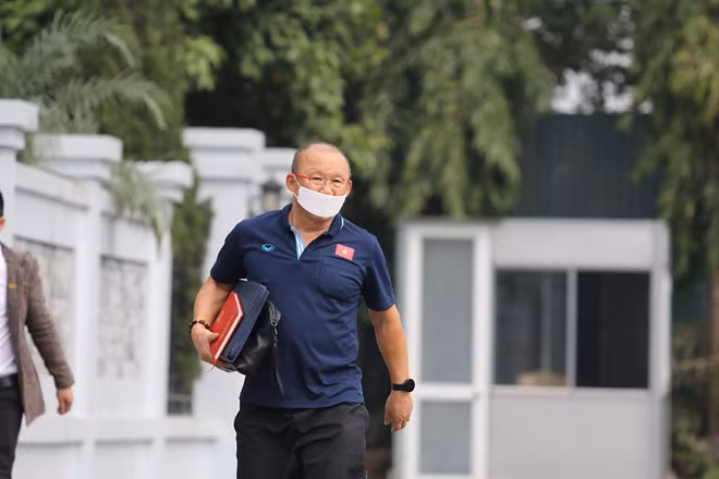 Ông và các trợ lý tranh thủ học tiếng Việt. Ảnh TN