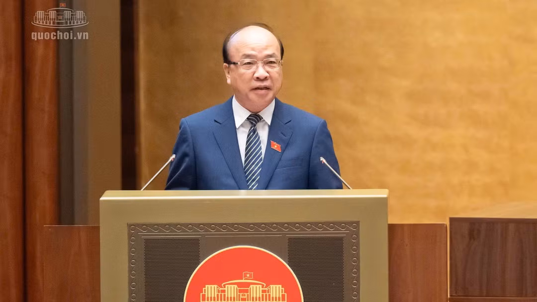 Chủ nhiệm Ủy ban Pháp luật và Tư pháp của Quốc hội Phan Chí Hiếu trình bày báo cáo tóm tắt thẩm tra dự án Luật Xử lý vi phạm hành chính (sửa đổi). Ảnh: TTXVN.