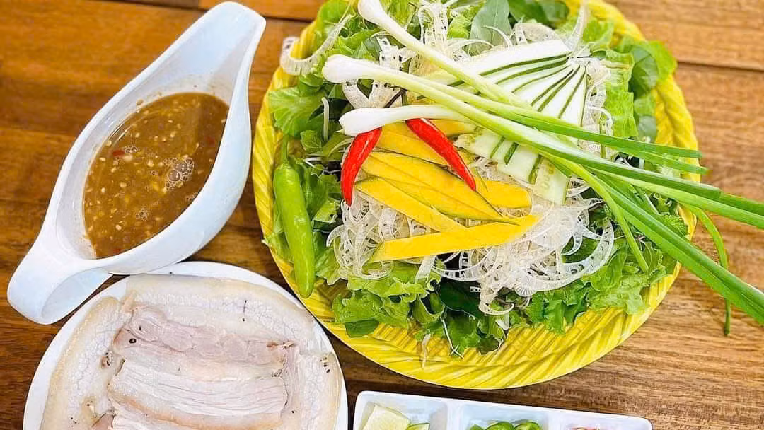Quán bánh tráng cuốn thịt heo Mậu Đà Nẵng. Ảnh: Cổng TTĐT TP Đà Nẵng.