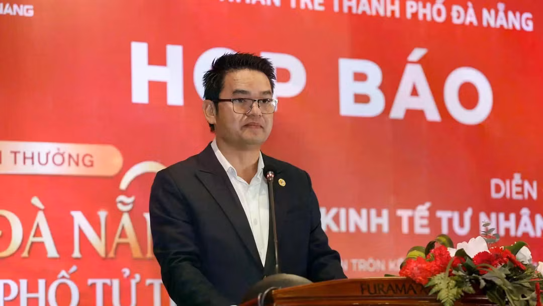 Ông Mai Minh Vương, Chủ tịch Hội Doanh nhân trẻ Đà Nẵng (YBA Đà Nẵng) phát biểu tại họp báo. Ảnh DT.