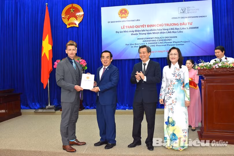 Ông Dương Thành Trung (Chủ tịch UBND tỉnh Bạc Liêu) trao Quyết định chủ trương đầu tư cho ôngSpencer Damian White, Tổng Giám đốc Điều hành Công ty TNHH Delta Offshore Energy Pte (Nguồn: Bạc Liêu Online) Ông Dương Thành Trung (Chủ tịch UBND tỉnh Bạc Liêu) trao Quyết định chủ trương đầu tư cho ôngSpencer Damian White, Tổng Giám đốc Điều hành Công ty TNHH Delta Offshore Energy Pte (Nguồn: Bạc Liêu Online)