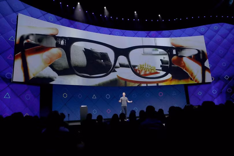 CEO Facebook Mark Zuckerberg giới thiệu về kính thực tế tăng cường mà công ty đang phát triển. Ảnh: Recode CEO Facebook Mark Zuckerberg giới thiệu về kính thực tế tăng cường mà công ty đang phát triển. Ảnh: Recode