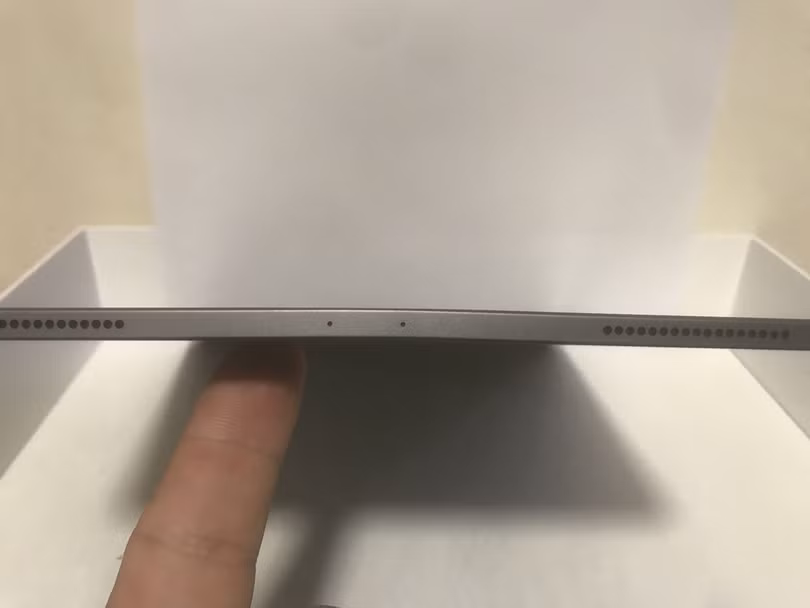Người dùng phản ánh Ipad Pro 2018 "nguyên seal" cũng bị cong. Ảnh: MacRumors.