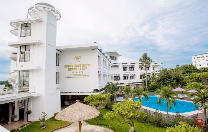 Khách sạn Hương Giang - thuộc sở hữu của CTCP Du lịch Hương Giang - có vị trí đắc địa bậc nhất tại Huế (Ảnh: Internet) Khách sạn Hương Giang - thuộc sở hữu của CTCP Du lịch Hương Giang - có vị trí đắc địa bậc nhất tại Huế (Ảnh: Internet)