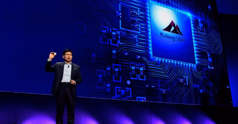 Giám đốc điều hành tập đoàn Huawei, Richard Yu giới thiệu chip Huawei Balong 5G01 tại MWC 2018 ở Barcelona. Ảnh: CNBC Giám đốc điều hành tập đoàn Huawei, Richard Yu giới thiệu chip Huawei Balong 5G01 tại MWC 2018 ở Barcelona. Ảnh: CNBC