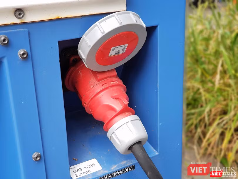 Phần nước dư thừa chảy xuống sẽ được sử dụng để tưới tiêu cho cánh đồng "mini" ngay bên cạnh.