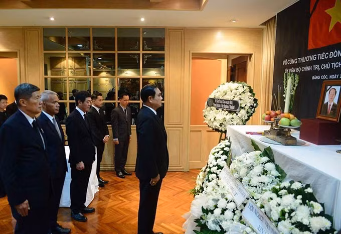 Thủ tướng Thái Lan Prayuth Chan-ocha sáng 24/9 đến Đại sứ quán Việt Nam tại Bangkok viếng Chủ tịch nước Trần Đại Quang. Ông đã thay mặt chính phủ và nhân dân nước này ghi sổ tang, bày tỏ sự cảm thông và gửi lời chia buồn sâu sắc với chính phủ và người dân Việt Nam trước sự ra đi của Chủ tịch nước Trần Đại Quang. Ảnh: ĐSQ Việt Nam tại Thái Lan Thủ tướng Thái Lan Prayuth Chan-ocha sáng 24/9 đến Đại sứ quán Việt Nam tại Bangkok viếng Chủ tịch nước Trần Đại Quang. Ông đã thay mặt chính phủ và nhân dân nước này ghi sổ tang, bày tỏ sự cảm thông và gửi lời chia buồn sâu sắc với chính phủ và người dân Việt Nam trước sự ra đi của Chủ tịch nước Trần Đại Quang. Ảnh: ĐSQ Việt Nam tại Thái Lan