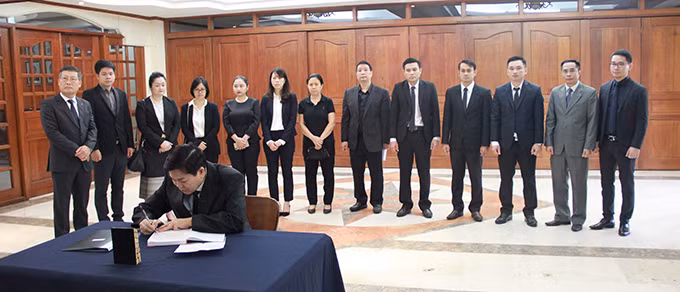 Phái đoàn của Đại sứ quán Lào tại Philippines là một trong những đại diện cơ quan ngoại giao nước ngoài đến viếng và ký vào sổ tang tại Đại sứ quán Việt Nam ở Manila. Quốc tang Chủ tịch nước Trần Đại Quang diễn ra trong hai ngày 26 và 27/9. Lễ viếng bắt đầu từ 7h hôm nay tại Nhà tang lễ quốc gia số 5 Trần Thánh Tông, Hà Nội. Lễ truy điệu diễn ra lúc 7h30 ngày mai, lễ an táng từ 15h30 cùng ngày tại quê nhà Chủ tịch nước ở xóm 13, xã Quang Thiện, huyện Kim Sơn, tỉnh Ninh Bình. Ảnh: ĐSQ Việt Nam tại Philippines Phái đoàn của Đại sứ quán Lào tại Philippines là một trong những đại diện cơ quan ngoại giao nước ngoài đến viếng và ký vào sổ tang tại Đại sứ quán Việt Nam ở Manila. Quốc tang Chủ tịch nước Trần Đại Quang diễn ra trong hai ngày 26 và 27/9. Lễ viếng bắt đầu từ 7h hôm nay tại Nhà tang lễ quốc gia số 5 Trần Thánh Tông, Hà Nội. Lễ truy điệu diễn ra lúc 7h30 ngày mai, lễ an táng từ 15h30 cùng ngày tại quê nhà Chủ tịch nước ở xóm 13, xã Quang Thiện, huyện Kim Sơn, tỉnh Ninh Bình. Ảnh: ĐSQ Việt Nam tại Philippines