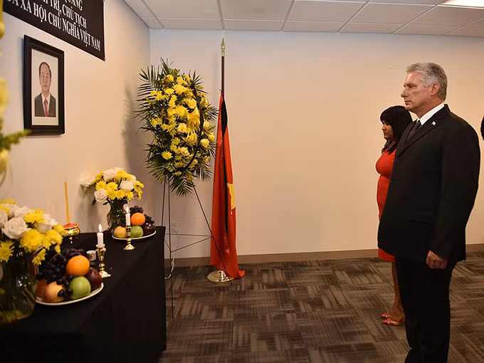 Hôm qua, Chủ tịch Cuba Miguel Diaz-Canel đã đến phái đoàn thường trực của Việt Nam tại Liên Hợp Quốc, New York, Mỹ để viếng Chủ tịch nước Trần Đại Quang. Chủ tịch nước từ trần ngày 21/9 tại Bệnh viện Trung ương Quân đội 108 sau thời gian chống chọi với bệnh hiểm nghèo. Ảnh: Twitter Hôm qua, Chủ tịch Cuba Miguel Diaz-Canel đã đến phái đoàn thường trực của Việt Nam tại Liên Hợp Quốc, New York, Mỹ để viếng Chủ tịch nước Trần Đại Quang. Chủ tịch nước từ trần ngày 21/9 tại Bệnh viện Trung ương Quân đội 108 sau thời gian chống chọi với bệnh hiểm nghèo. Ảnh: Twitter