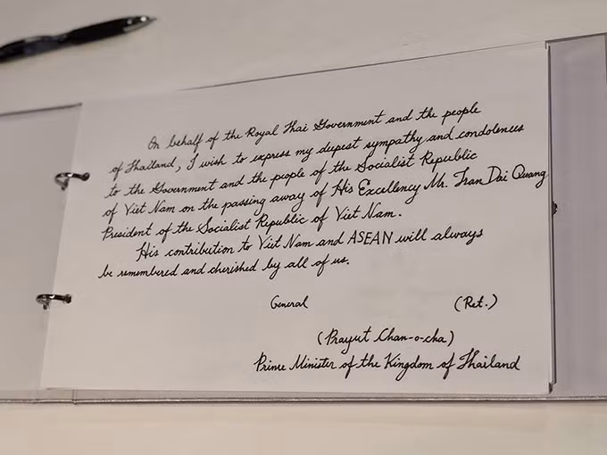 "Những đóng góp của Ngài với Việt Nam và ASEAN sẽ luôn được tất cả chúng ta ghi nhớ và trân trọng", ông viết trong sổ tang. Ông Prayuth Chan-o-cha trước đó cũng đã gửi điện chia buồn tới Thủ tướng Nguyễn Xuân Phúc, nhấn mạnh tầm nhìn của Chủ tịch nước Trần Đại Quang về hợp tác vì một khu vực ổn định và thịnh vượng tại Hội nghị Cấp cao APEC 2017 là di sản quan trọng đối với Việt Nam và các nước trong khu vực. Ảnh: ĐSQ Việt Nam tại Thái Lan "Những đóng góp của Ngài với Việt Nam và ASEAN sẽ luôn được tất cả chúng ta ghi nhớ và trân trọng", ông viết trong sổ tang. Ông Prayuth Chan-o-cha trước đó cũng đã gửi điện chia buồn tới Thủ tướng Nguyễn Xuân Phúc, nhấn mạnh tầm nhìn của Chủ tịch nước Trần Đại Quang về hợp tác vì một khu vực ổn định và thịnh vượng tại Hội nghị Cấp cao APEC 2017 là di sản quan trọng đối với Việt Nam và các nước trong khu vực. Ảnh: ĐSQ Việt Nam tại Thái Lan