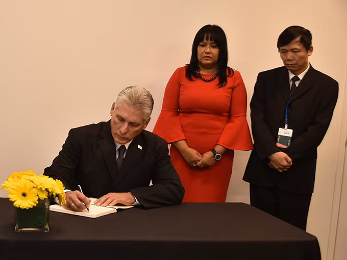 Ông Miguel DiazCanel gửi lời chia buồn đến nhân dân và chính phủ Việt Nam trước sự ra đi của Chủ tịch nước trong sổ tang. Ảnh: Twitter Ông Miguel DiazCanel gửi lời chia buồn đến nhân dân và chính phủ Việt Nam trước sự ra đi của Chủ tịch nước trong sổ tang. Ảnh: Twitter