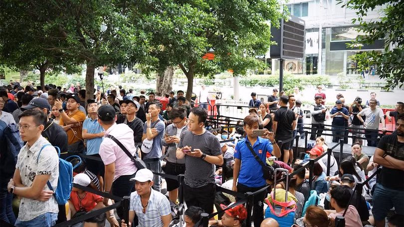 Hàng dài người chờ mua iPhone Xs trước cửa Apple Store tại Singapore. Ảnh: CNET Ảnh: CNET Hàng dài người chờ mua iPhone Xs trước cửa Apple Store tại Singapore. Ảnh: CNET Ảnh: CNET