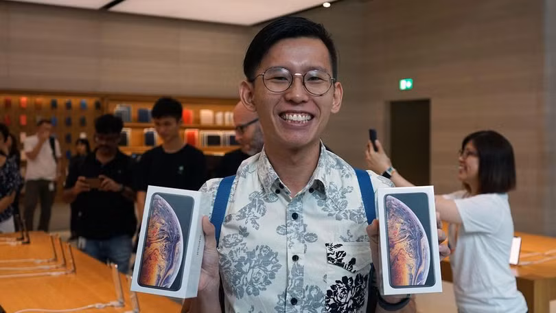 Daniel Lim, sinh viên người Singapore là người đầu tiên sở hữu iPhone Xs tại Đông Nam Á. Ảnh: CNET Daniel Lim, sinh viên người Singapore là người đầu tiên sở hữu iPhone Xs tại Đông Nam Á. Ảnh: CNET