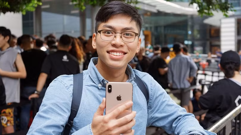 Phan Minh Tuấn cùng 5 người bạn của mình đã xếp hàng từ 5 giờ chiều ngày 20/9. Ảnh: CNET Phan Minh Tuấn cùng 5 người bạn của mình đã xếp hàng từ 5 giờ chiều ngày 20/9. Ảnh: CNET