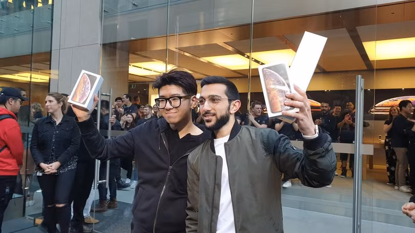 Niềm hân hoan của Teddy Lee và Mazen Kourouche, 2 người đầu tiên may mắn được sở hữu iPhone Xs. Ảnh: CNET Niềm hân hoan của Teddy Lee và Mazen Kourouche, 2 người đầu tiên may mắn được sở hữu iPhone Xs. Ảnh: CNET