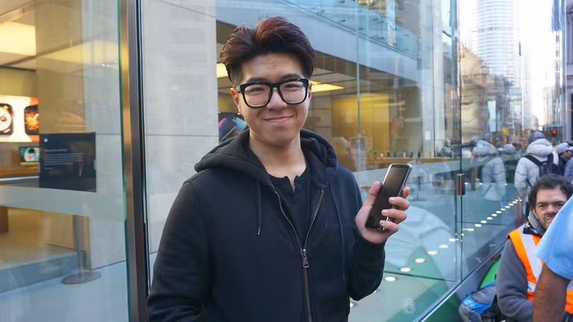 Teddy Lee, du học sinh Hàn Quốc tại Australia đã quyết định đổi từ chiếc Galaxy của mình sang iPhone Xs. Ảnh: CNET Teddy Lee, du học sinh Hàn Quốc tại Australia đã quyết định đổi từ chiếc Galaxy của mình sang iPhone Xs. Ảnh: CNET
