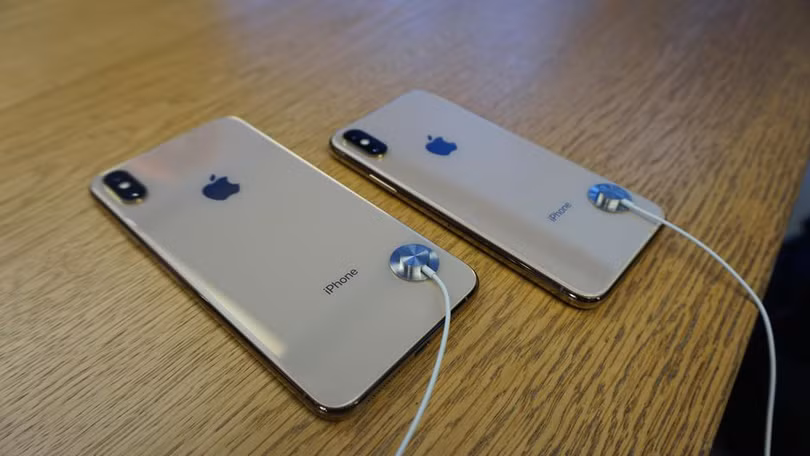 Mặt lưng của iPhone Xs và iPhone Xs Max. Ảnh: CNET Mặt lưng của iPhone Xs và iPhone Xs Max. Ảnh: CNET