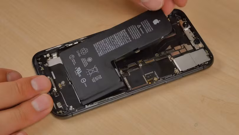 Viên pin chữ L nguyên khối trên iPhone Xs. Ảnh: Fixjephone