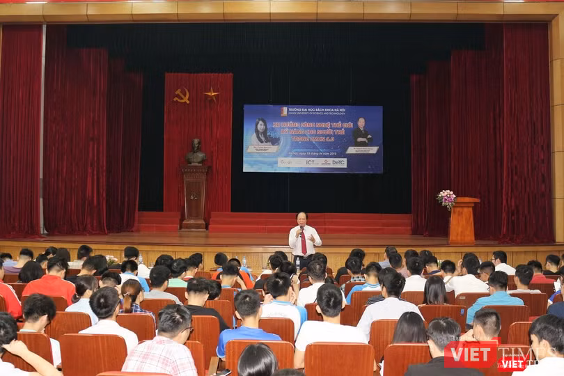 Techtalk với sự tham dự của hàng trăm sinh viên trường Đại học Quốc gia Hà Nội.