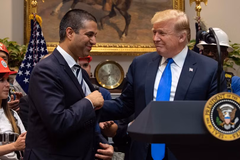 Tổng thống Mỹ Donald Trump (phải) và Chủ tịch Ủy ban Truyền thông Liên bang Mỹ Ajit Pai (trái). Arnh: SCMP Tổng thống Mỹ Donald Trump (phải) và Chủ tịch Ủy ban Truyền thông Liên bang Mỹ Ajit Pai (trái). Arnh: SCMP