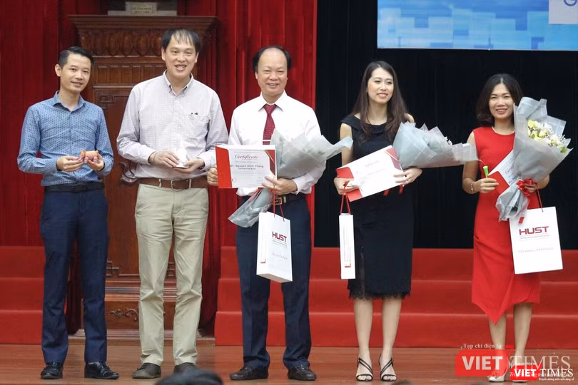 Ông Nguyễn Đình Thắng cùng các diễn giả chụp ảnh lưu niệm với ban tổ chức.