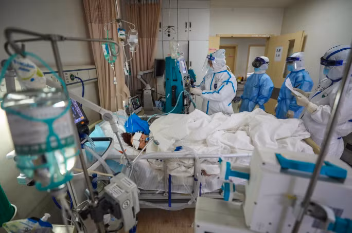 Người nhiễm virus corona được điều trị tại Bệnh viện Chữ Thập Đỏ ở Vũ Hán hôm 6/3. Ảnh: AFP. Người nhiễm virus corona được điều trị tại Bệnh viện Chữ Thập Đỏ ở Vũ Hán hôm 6/3. Ảnh: AFP.