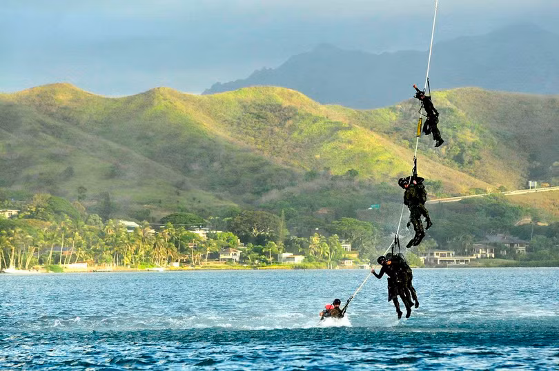 Đội 1, Đặc nhiệm hải quân nhóm 3 (Naval Special Warfare Group 3) thu quân bằng trực thăng chiến đấu UH-60 Black Hawk. Ảnh The Drive Đội 1, Đặc nhiệm hải quân nhóm 3 (Naval Special Warfare Group 3) thu quân bằng trực thăng chiến đấu UH-60 Black Hawk. Ảnh The Drive