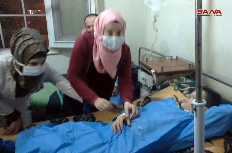 Những nạn nhân dân thường, có cả trẻ em thương vong vì khí gas clo. Ảnh Masdar News