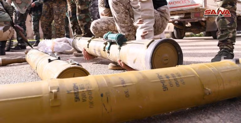 Những loại vũ khí trang bị quân sự mà quân đội Syria thu giữ được trên chiến trường Daraa, Quneitra. Ảnh: SANA.