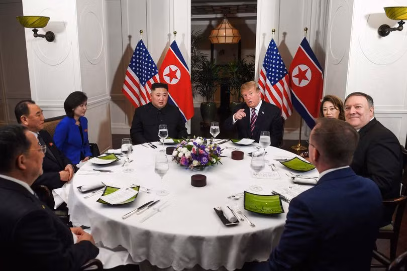 Tổng thống Mỹ Donald Trump yêu cầu một nhiếp ảnh gia đang tác nghiệp làm cho ông và Chủ tịch Triều Tiên Kim Jong-un "trông thật đẹp" trong bức ảnh. Ảnh: CNN