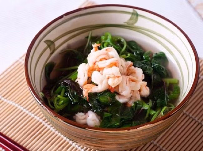 Canh cải bó xôi nấu với thịt cua Hoàng đế. Ảnh minh họa: Cooky Canh cải bó xôi nấu với thịt cua Hoàng đế. Ảnh minh họa: Cooky