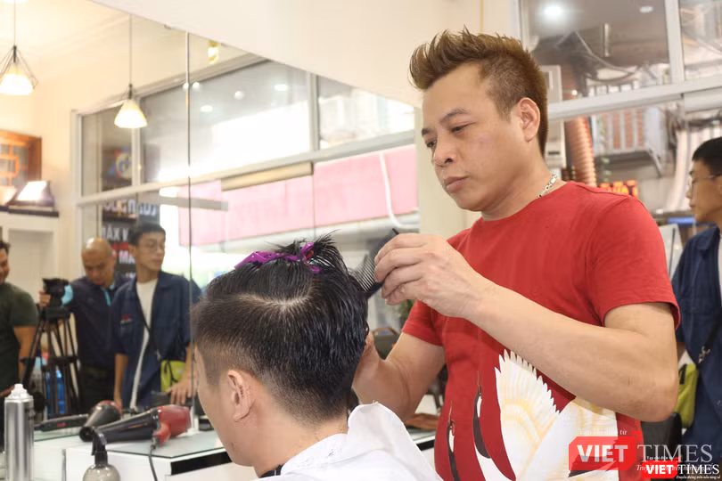 Anh Tuấn Dương chỉ mất khoảng 15-20 phút để hoàn thành kiểu đầu tương tự Chủ tịch Triều Tiên Kim Jong Un. Anh Tuấn Dương chỉ mất khoảng 15-20 phút để hoàn thành kiểu đầu tương tự Chủ tịch Triều Tiên Kim Jong Un.