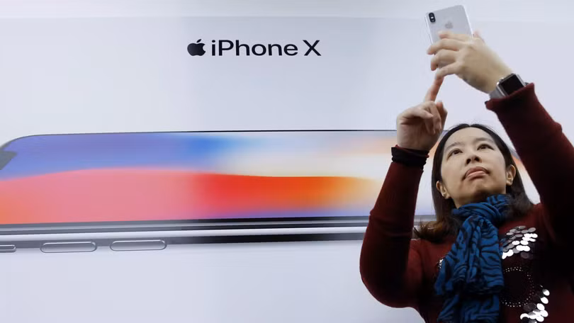 Các bản cập nhật iOS tại Nhật Bản cho phép tắt âm thanh chụp ảnh đều bị vá ngay sau đó. Ảnh: Nikkei Asia Các bản cập nhật iOS tại Nhật Bản cho phép tắt âm thanh chụp ảnh đều bị vá ngay sau đó. Ảnh: Nikkei Asia