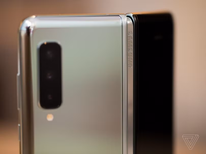 Đối với một chiếc smartphone giá 2.000 USD thì Galaxy Fold được gia công khá tệ. Phía sau bản lề còn lộ ra một khe hở khổng lồ. Ảnh: The Verge