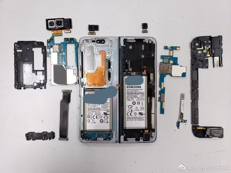 Hình ảnh về nội thất bên trong Galaxy Fold do một trang web Trung Quốc cung cấp. Ảnh: Weibo
