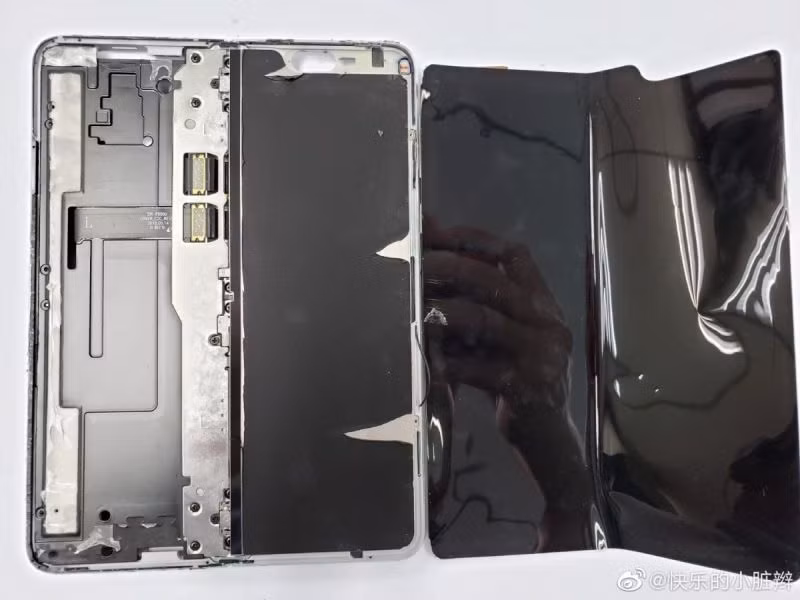 Hình ảnh về nội thất bên trong Galaxy Fold do một trang web Trung Quốc cung cấp. Ảnh: Weibo