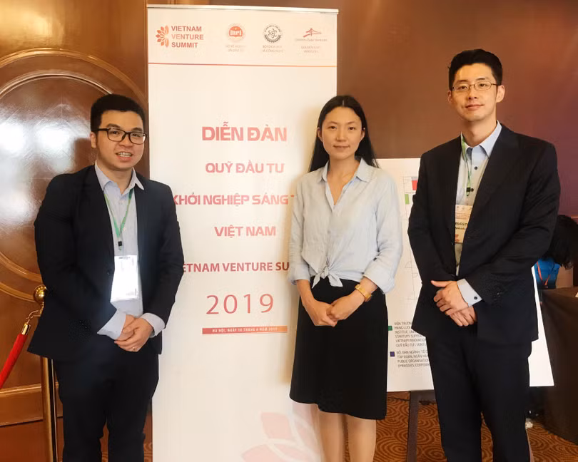 Ông Trần Nhật Khanh (bên trái) và các đối tác Ông Trần Nhật Khanh (bên trái) và các đối tác
