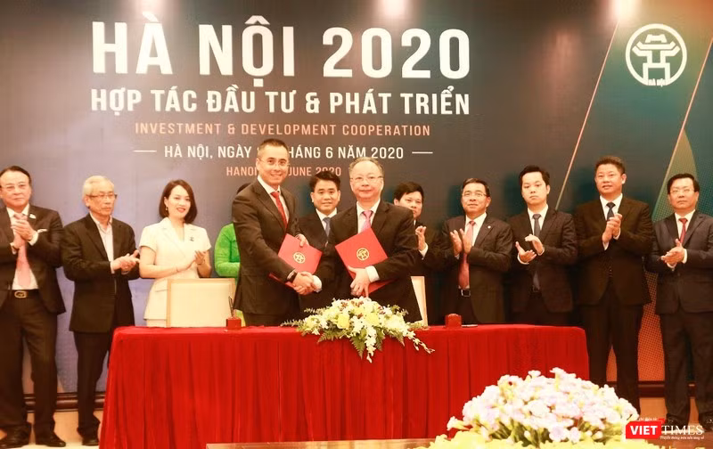Ông Đỗ Tuấn Anh (hàng trước, bên trái) đại diện KDI Holdings và Đại diện UBND TP Hà Nội ký kết thỏa thuận hợp tác Ông Đỗ Tuấn Anh (hàng trước, bên trái) đại diện KDI Holdings và Đại diện UBND TP Hà Nội ký kết thỏa thuận hợp tác
