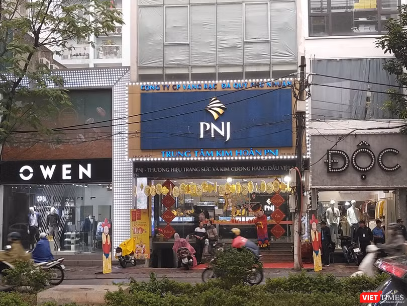 Cửa hàng vàng bạc của PNJ cũng khá vắng khách Cửa hàng vàng bạc của PNJ cũng khá vắng khách