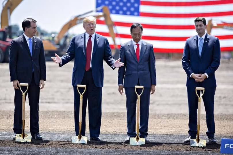 Tổng thống Mỹ Donald Trump và CEO Foxconn Terry Gou tại lễ khởi công nhà máy tại bang Wisconsin. Ảnh: AP