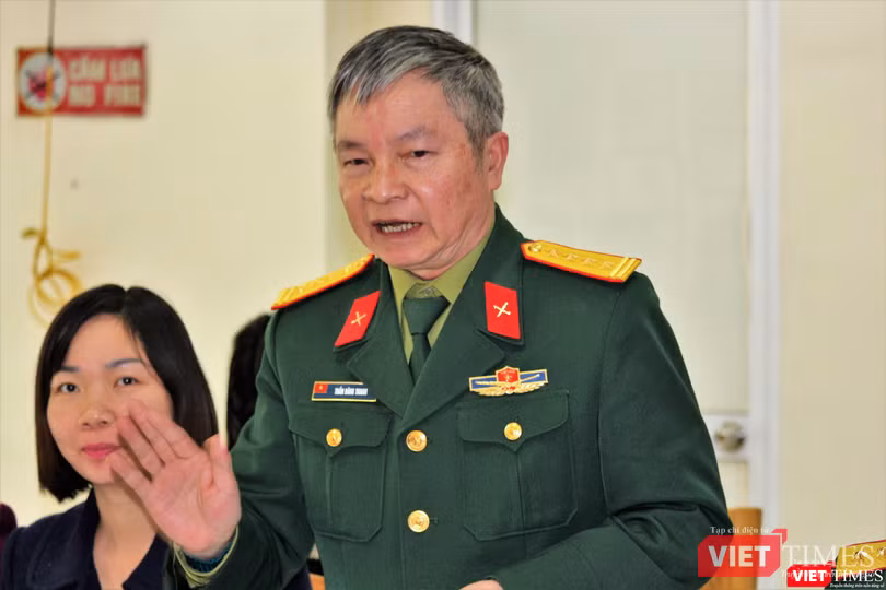 Đại tá Trần Đăng Tranh giải thích ý nghĩa của công trình sách "Ký ức người lính" tại Hội nghị. Đại tá Trần Đăng Tranh giải thích ý nghĩa của công trình sách "Ký ức người lính" tại Hội nghị.